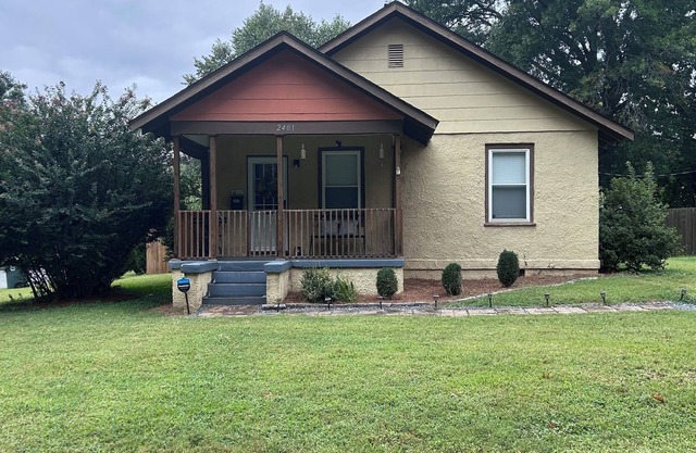 Historic Bungalow Close to Downtown and Hospital