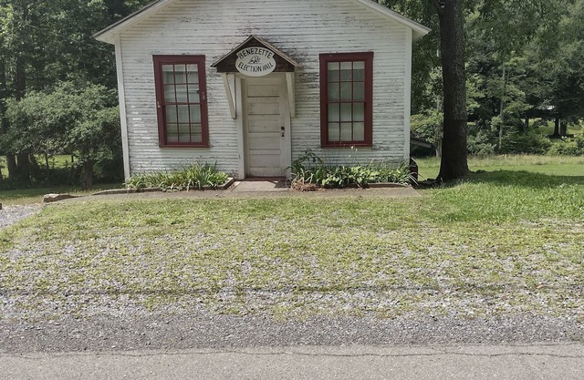 Historic cabin in Benezette, PA Scenic tourist area . Hunting, Fishing, & more
