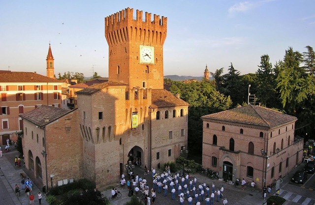 Historic center, walk to shops/restaurants. Ferrari factory 15 min. away.