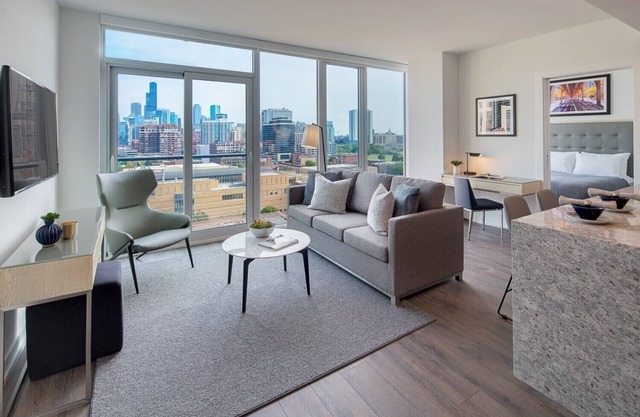 Historic Charm & Modern Luxury in Chicago’s Iconic Old Town - Stay Level!