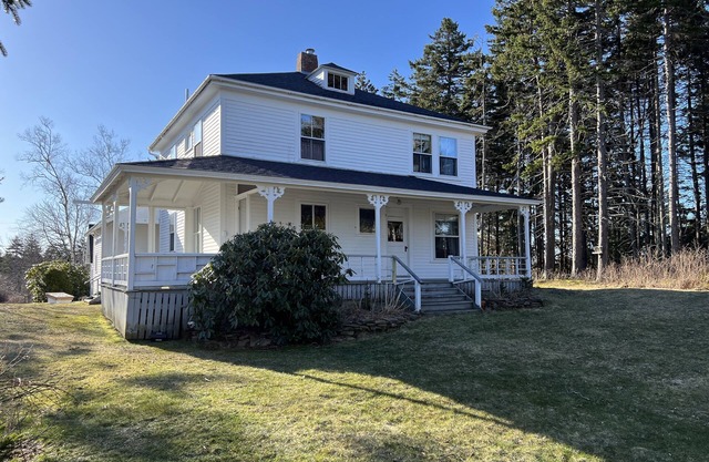 Historic cottage with right of way to Little Harbor!