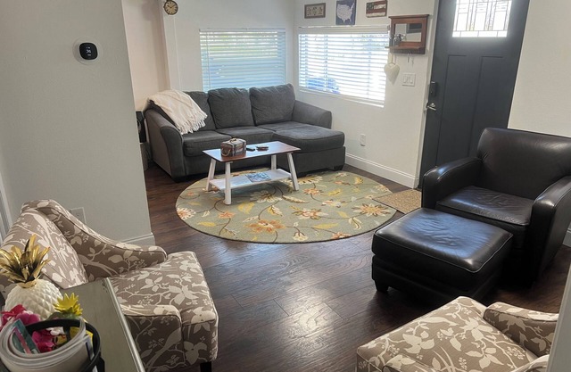 Historic downtown Mt Dora 100 year old adorable cottage
