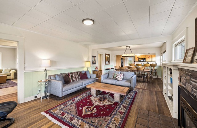 Historic Downtown Truckee Home, Walkable to Shops and Restaurants, Perfect for Families and Groups!