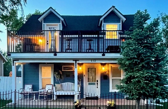 Historic Farmhouse -3 Bedroom - Walk to Courthouse Square & Whiskey Row