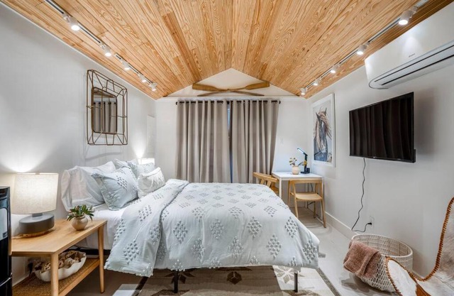 Historic Heights Rustic Urban Tiny Cabin