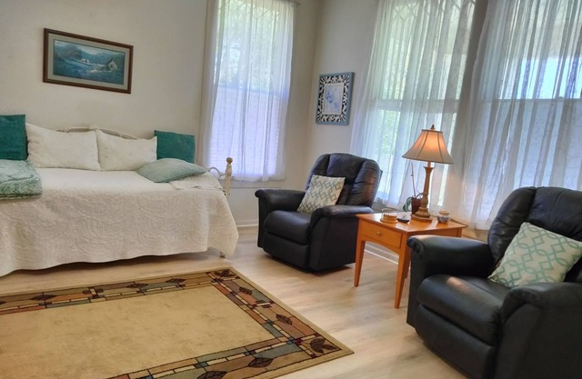 Historic Holle House, Beautiful private 2nd Floor Apt. with modern amenities.