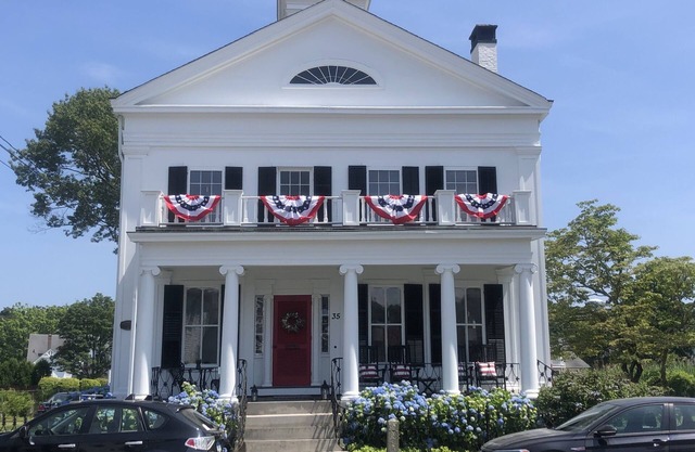 Historic home in downtown Mystic-1 block from green, river, shops & restaurants