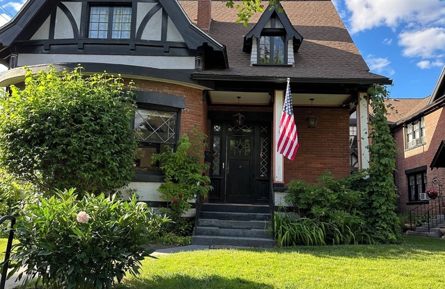 Historic home in downtown Coeur d' Alene - 10 minute walk to the lake.