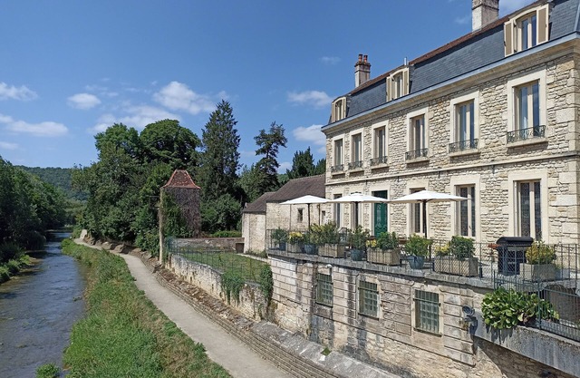 Historic house of character overlooking the river