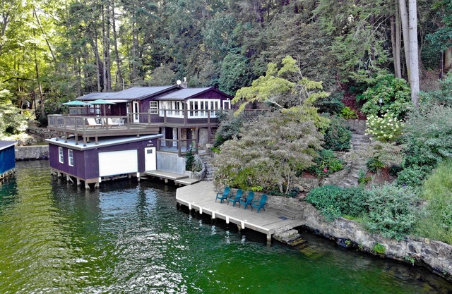 Historic Lake Front Cottage- FirePit, Large Boathouse Deck