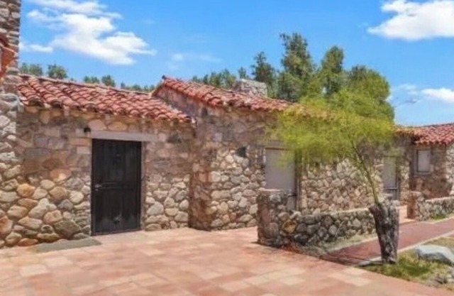 Historic Mary Pickford Estate A2- 30 minutes from Polo Grounds