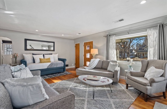 Historic Mountain Ave Bungalow – Walk Everywhere!