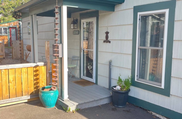 Historic Ohana House - Walk to Downtown Ashland, Hot Tub, Tiki Bar, Pet Friendly