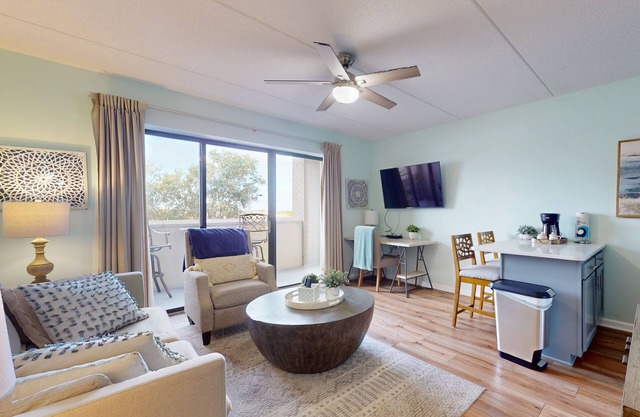 Historic river-view condo with cozy balcony, washer/dryer - walk to downtown