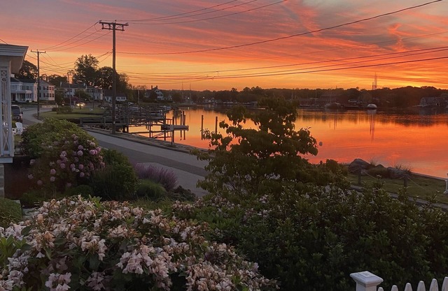 Historic Spite House, Captain’s Home, sleeps 10, walk to downtown Mystic!