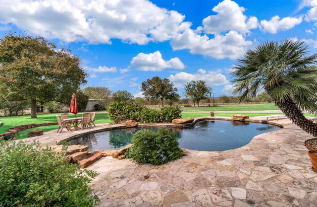Historic Stagecoach private home, beautiful pool, close to Sea World & Lackland