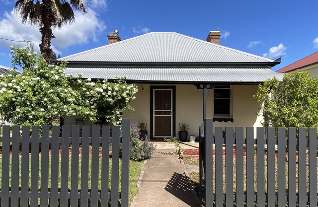 Historic Stone Cottage M - hotel linens - exceptional clean - 5min walk to town
