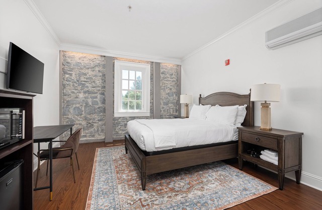 Historic Stonehouse Getaway Minutes to Downtown!