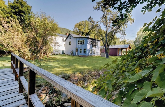 Historic Streamside Cottage in Village of Warm Springs