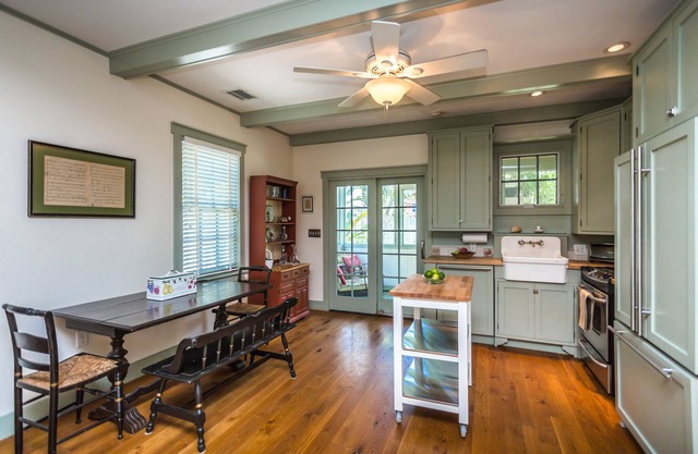 Historic, sunny cottage - Walk to parks by the sea and downtown!