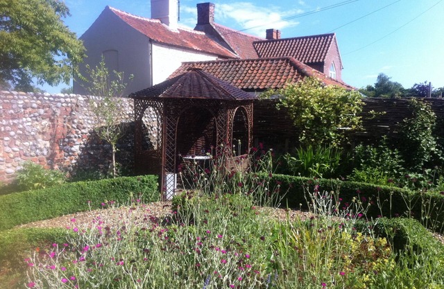 Historic Thatched Cottage Close To The Coast