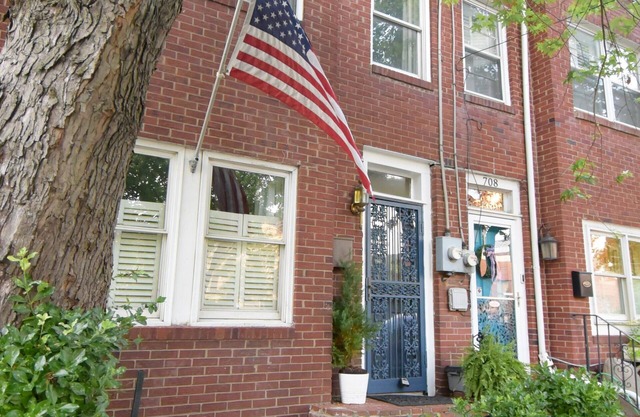 Historic townhouse with modern comfort—Urban oasis with hot tub!