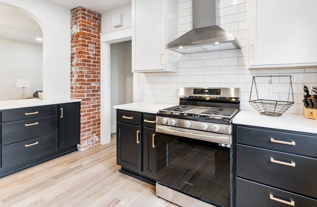 Historic Uptown House - Located minutes from the waterfront