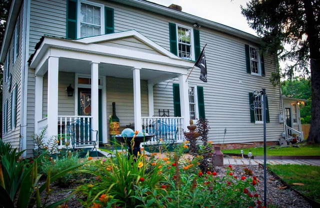Historic Vaiden House, c.1781, on 8 acres: Modern Amenities with Old World Charm