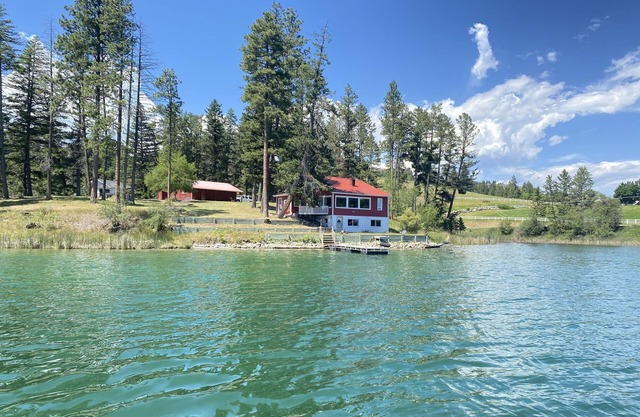Historic Waterfront Cottage on Foys Lake