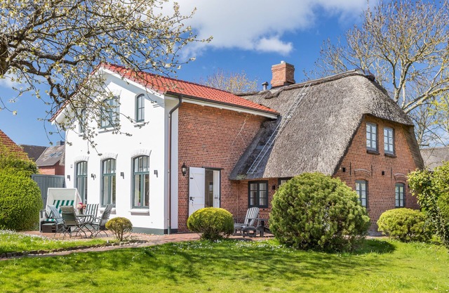 Historisches Reetdachhaus mit ca. 185 m² Nutzfläche im Erd- und Obergeschoss