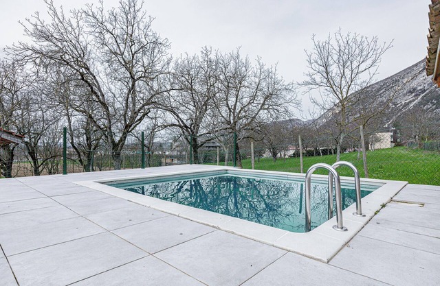 Holiday Home 'La Maison Dans Les Noyer' with Private Pool, Wi-Fi and Air Conditioning