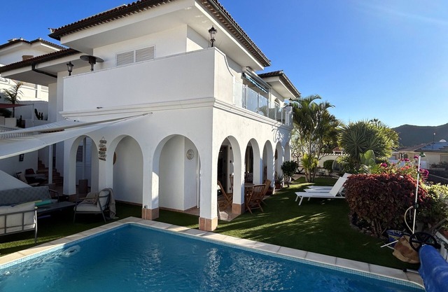 Holiday 3bedroom villa with private heated pool in Chayofa.