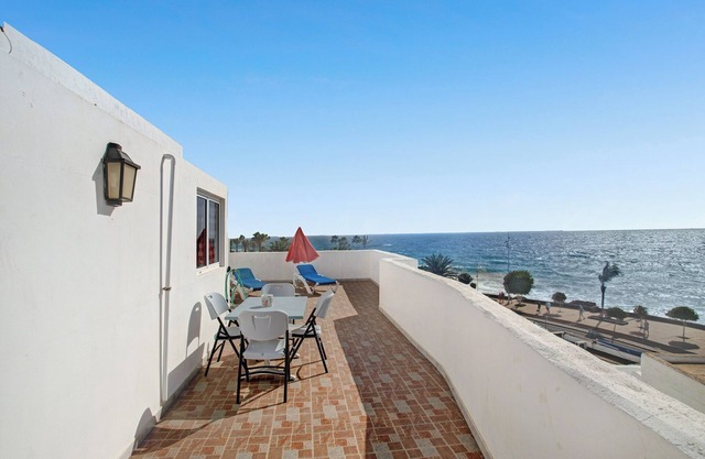 Holiday Apartment 'El Quintero' with Sea and Mountain Views, Balcony & Wi-Fi