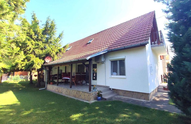 Holiday apartment with free Wi-Fi and garden pavilion