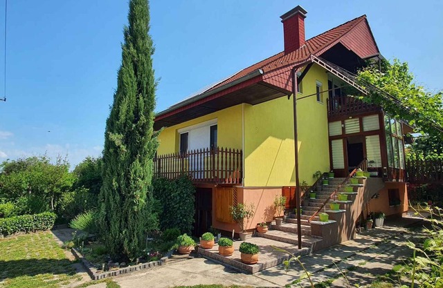 Holiday apartment with garden, barbecue facilities and internet access