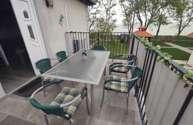 Holiday apartment directly on the beach with lake view, Wi-Fi and air conditioning
