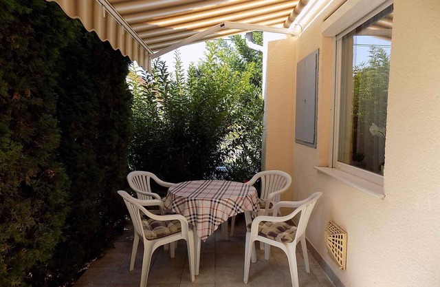 Holiday apartment with children's swing and grill
