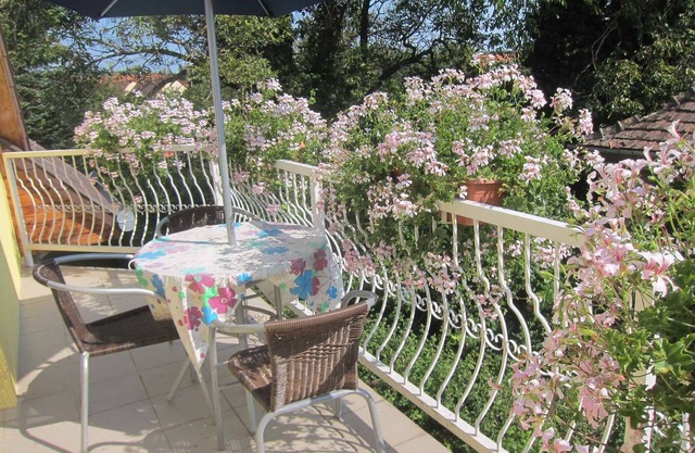 Holiday apartment with barbecue, garden pavilion and children's swing