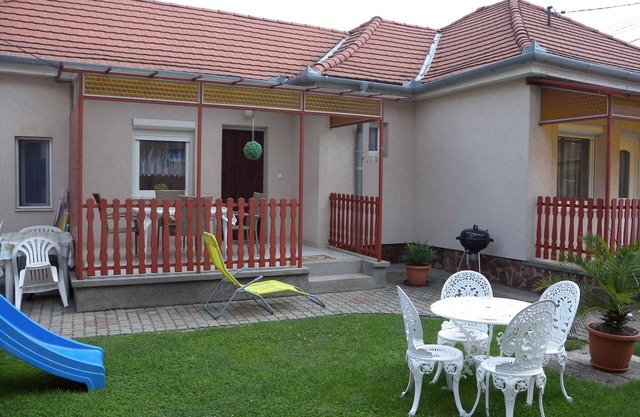 Holiday apartment with barbecue and garden