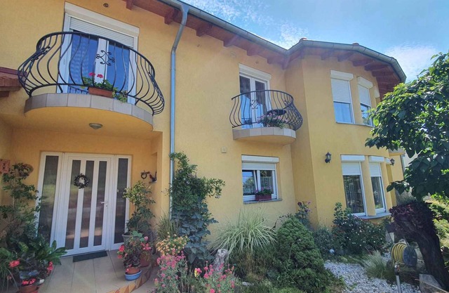 Holiday apartment with grill and garden pavilion