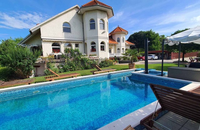 Holiday apartment with Pool and Internet