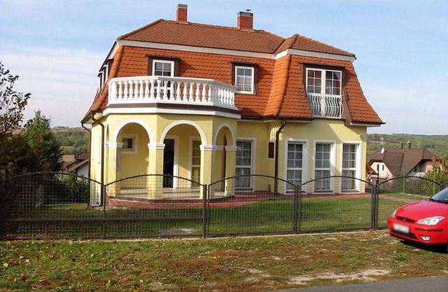 Holiday apartment with terrace to the garden side