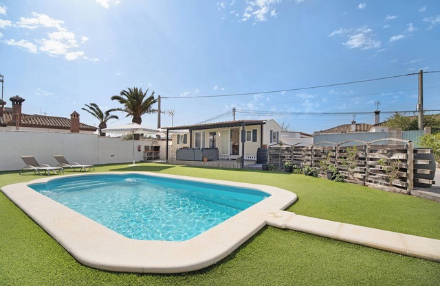 Holiday Home 'Villa Roulotte' with Shared Pool, Shared Garden and Wi-Fi