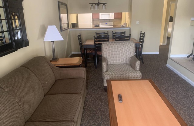 Holiday Family Getaway. Townhouse 4BDR for 12. Big unit, BIG value.