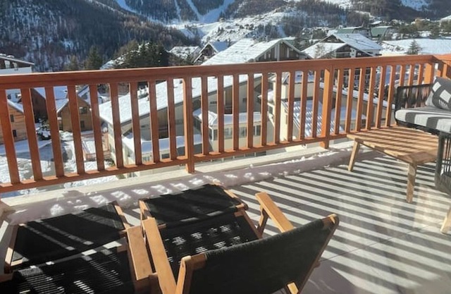 Holiday Apartment 'Superbe 3 Pieces Classé 4 Étoiles' with Mountain View, Shared Pool & Wi-Fi