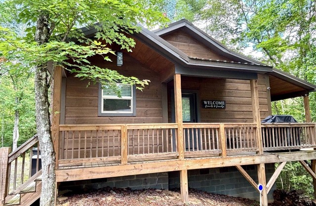 Holiday Getaway to the Mountains of Murphy, NC Cabin with a Hot Tub and Fire Pit