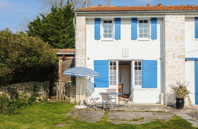 Holiday Home 'Maison Cosy Dans Un Domaine' with Shared Garden