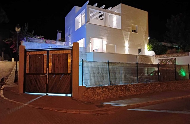 Holiday Home 'Casa Alhamar' with Private Pool, Wi-Fi and Air Conditioning