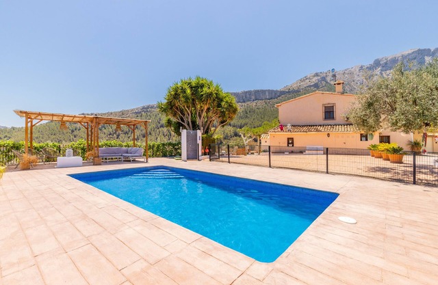 Holiday Home 'Casa La Lloma' with Mountain View, Private Pool and Wi-Fi