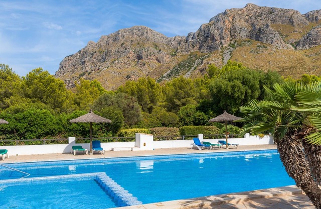 Holiday Home 'Casa Stevens' with Sea View, Shared Pool and Wi-Fi